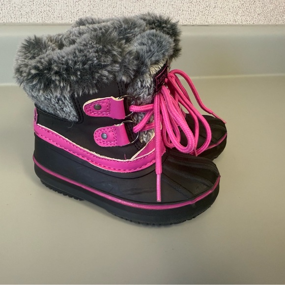 London Fog Baby Girl Size 6 Snow Faux Fur Rubber Boots Black and‎ Hot Pink. - Picture 1 of 7